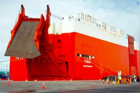 延时拍摄，大型矿用推土机从轮船到仓库，运输组装全过程视频封面