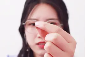 妹子手指搓一搓就能冒烟，像小仙女的“仙气”一样，感觉太神奇了视频封面