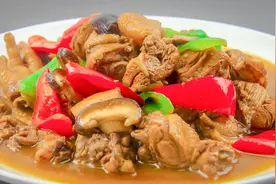 王小二炒鸡被厨师长改良为家常版，最适合家庭，方法也特别简单