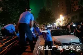 石家庄：联合执法夜查烧烤 暂扣桌椅炉具20车图片