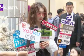 戚薇出席代言活动示范墨镜的多种戴法，接受采访自称是男生思维