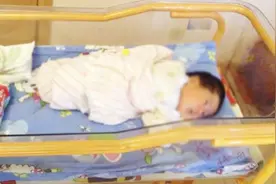 3个月的宝宝一放到床上就哭，妈妈千万不能这样抱宝宝视频封面