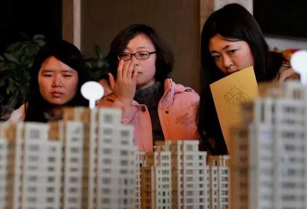 不买房就打回原籍？人才新政掀起购房潮，多地楼市库存告急！