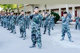 实用！兵哥示范简单格斗术，快来学两招！视频封面