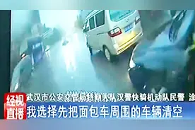 暴雨中信号灯失灵，90后交警坚守路口指挥交通，市民感动为其送伞