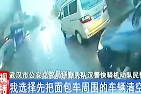 暴雨中信号灯失灵，90后交警坚守路口指挥交通，市民感动为其送伞