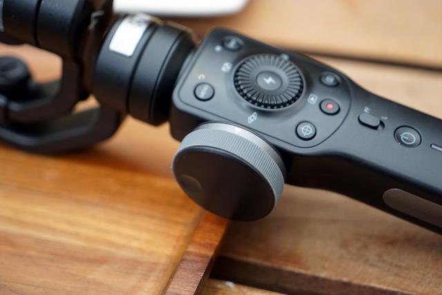 手机拍电影如此的简单：智云 SMOOTH 4 稳定器评测