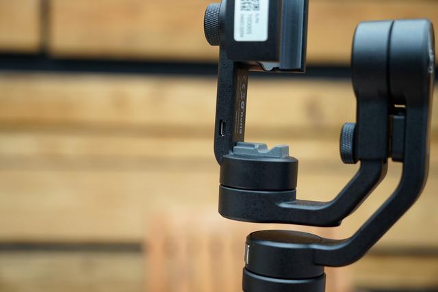 手机拍电影如此的简单：智云 SMOOTH 4 稳定器评测