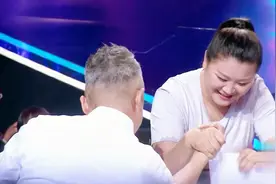 《妈妈咪呀》——女汉子挑战掰手腕 现场秒掉程雷视频封面