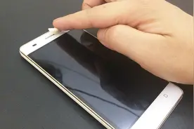 手机这个位置粘上口香糖，作用非常大，一般人都不会这个方法视频封面