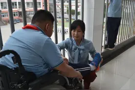 儿子出车祸成高位截瘫患者 坚强妈妈放弃一切陪儿子求医求学图片