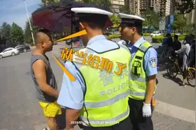 违章被罚纹身男子辱骂交警：就当给狗了视频封面