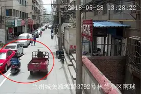 电动三轮车肇事逃逸，外卖小哥追赶拦截视频封面