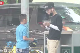福州街头有两个小男孩到处借火点烟，结局是……视频封面