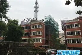 对新增违法建筑零容忍 南通城管拆除瑞园小区别墅楼顶违法建筑图片