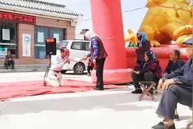 甘肃农村汉子唱歌突然给老妈妈跪下，原来一壶老酒把游子的心疼了视频封面