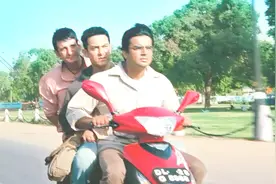 为了赶上考试，三傻兄弟开摩托一路狂飚，最后老师也拿他们没办法视频封面