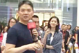 刘强东在员工家宴上豪饮白酒 章泽天隔空举杯一脸崇拜视频封面