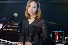 气质女生弹唱李荣浩《戒烟》歌曲走心好听 唱出心声