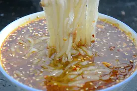 想吃酸辣粉不用出去买了，教你自制酸辣粉，做法简单又好吃视频封面
