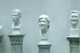 学友看了想打人！毕业生表情包雕塑走红视频封面
