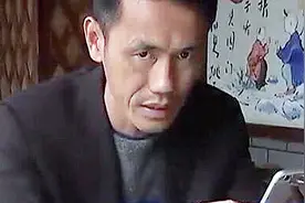 女子与男友分手后独自养大孩子，如今男友要给予补偿，她果断拒绝视频封面
