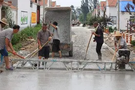 在农村，为啥只修水泥路不修柏油路 这次专家向农民说了大实话！视频封面