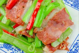 厨师长教你“芹香培根”的家常做法，教程非常清晰实用，值得收藏