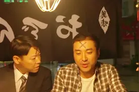 小伙起床发现头上出现了一个X符号，只有自己看得见，别人看不见