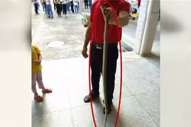 好吓人！一米长蛇神速扭入高三课堂吓坏学生 老师霸气擒蛇视频封面