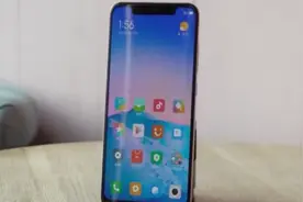小米8也用刘海屏，先别急着吐槽，里面大有文章