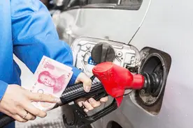 在加油站加油为什么要熄火下车？老司机说出真相，很多人不清楚视频封面