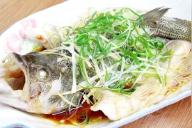 爱吃鲈鱼一定要收藏，学会广式清蒸鲈鱼这种做法，3条鲈鱼不够吃