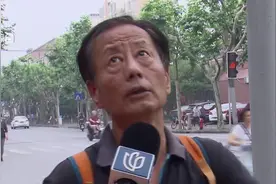 电线杆倾斜开裂严重！汛期快到 隐患重重 附近居民很担忧视频封面