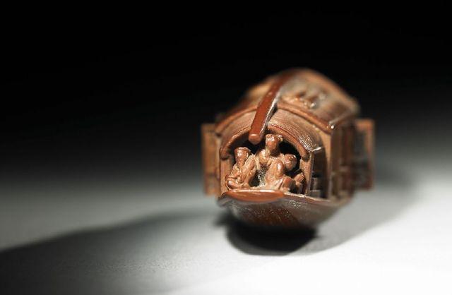 该文细致地描写了明代微雕艺人王叔远的一件作品——"核舟",笔触细腻