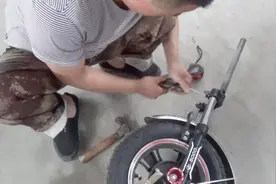 老人骑车不小心，电动三轮车前叉被撞弯，师傅给它修一下