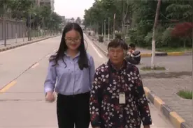 她把我养大我陪她到老！90后女孩带78岁痴呆养母读研感动网友视频封面