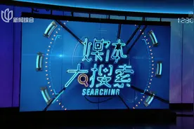 男子低头玩手机 鞋被卡电梯缝隙 脱鞋才能自救！媒体大搜索完整版视频封面