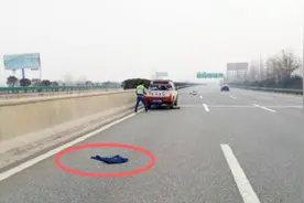 为什么老一辈人常说，开车遇到路上的衣服千万不能压？