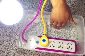 路边卖的插座放进水里，为什么不会触电？看完明白其中猫腻视频封面