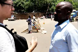 非洲当地人市场，到处都是苍蝇不怕不干净吗？回答热水烫一下再吃