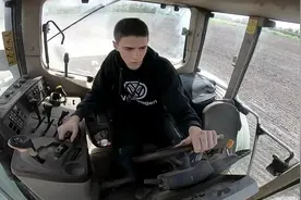 国外农场实拍，小伙驾驶约翰迪尔拖拉机干农活