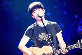 赵雷现场版《再见北京》，经典民谣曲风，百听不厌！