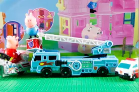 小猪佩奇乔治的变形金刚守护神 摩托车 救护车 云梯车玩具视频封面