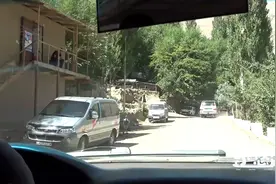 中国人到塔吉克斯坦，看看塔国农村公路什么样？水泥路是稀罕物视频封面