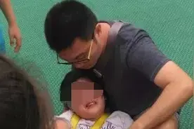 惊险！福州万象城小女孩高空滑索，绳子没绑，直接坠落！图片