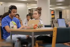 爆笑恶搞：图书馆听音乐忘记插耳机，沉浸自我引得学生纷纷窃笑视频封面