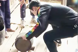 张艺兴结缘山村留守儿童：喂猪聊天鼓励孩子，正能量满满视频封面