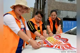 各地组成“爱心送考”车队，免费接送参加高考的考生图片