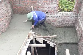 实拍农村自建房施工，楼梯怎么做成滑滑梯了？看完才知道是我错了视频封面